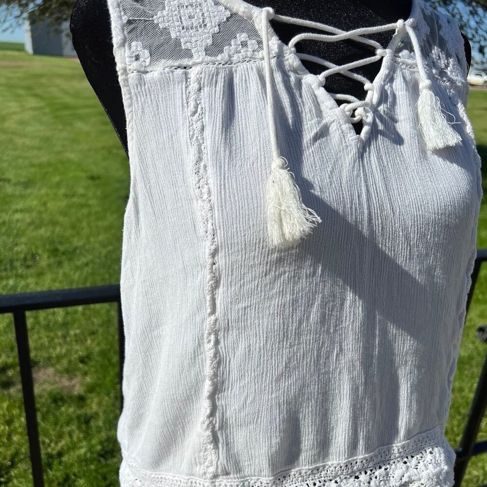 Aeropostale women’s size M tank top with lace, criss cross ties, white